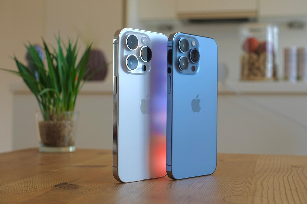 iphones-7479304_1280