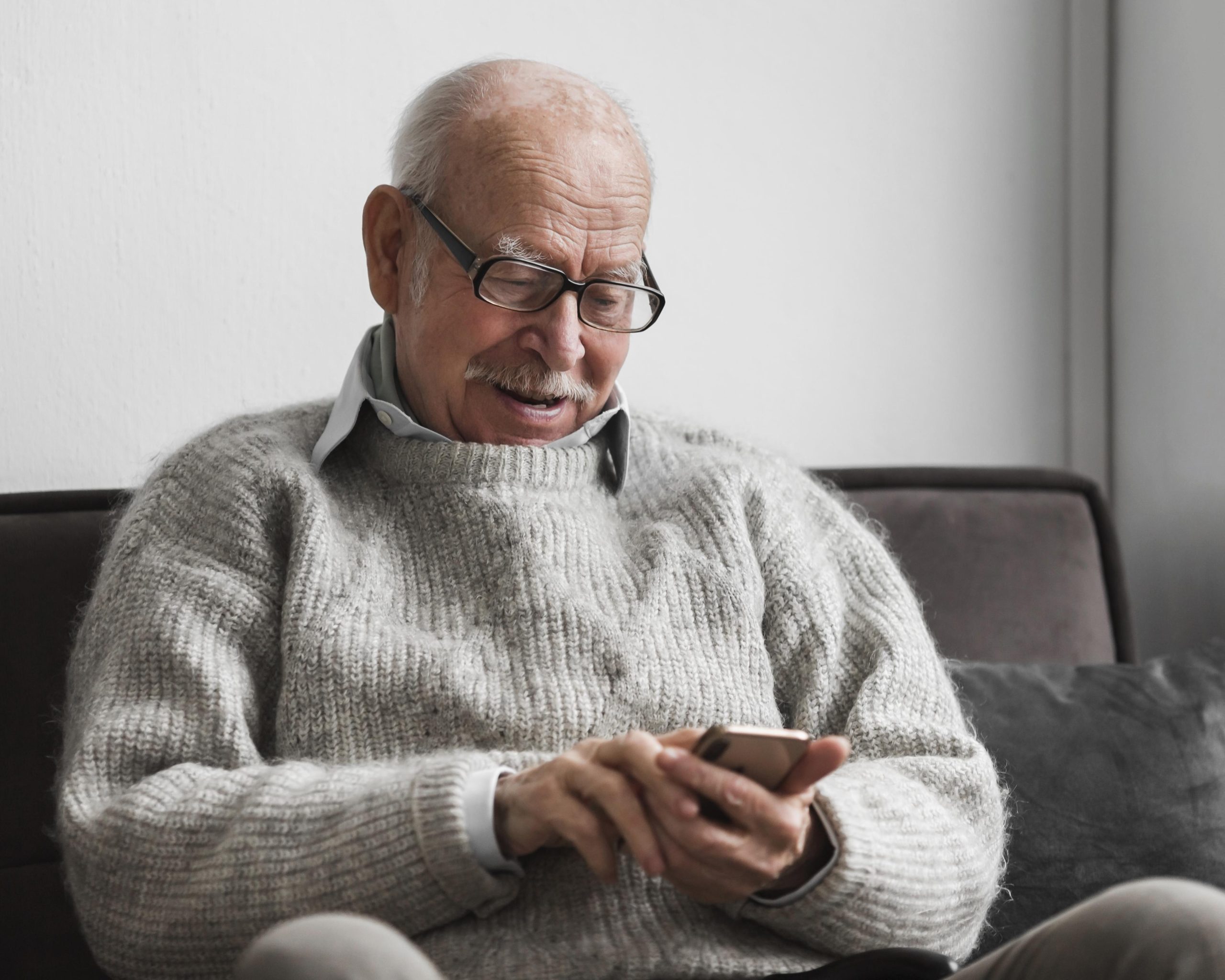 smiley-old-man-using-smartphone-nursing-home